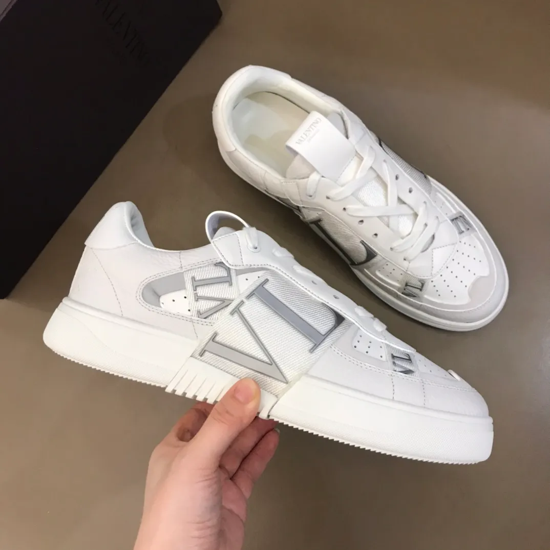 p440 "Valentin*" new spring and summer calfskin lace-up sneakers. No man should be able to refuse these shoes. The classic color scheme is so handsome! Purchase a high-precision replica of the original version to instantly sell off the market currency! 6 VLTN logo rubber effect straps - Valentino Garavani Logo printed on the back and tongue, all materials are customized to ensure quality! Size: 38-44